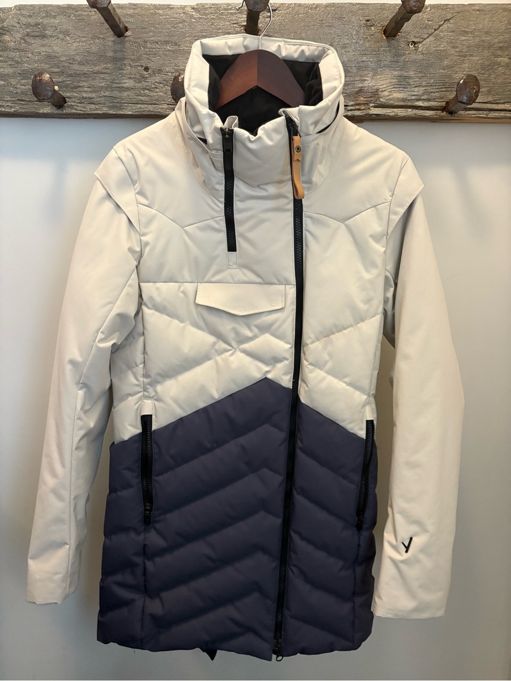 INDYEVA Women’s Winter Jacket, Two-Tone Insulated  in Off White and Navy.